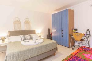 A bed or beds in a room at PALIAMA BY THE RIVER