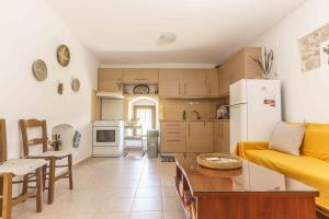 A kitchen or kitchenette at PALIAMA BY THE RIVER