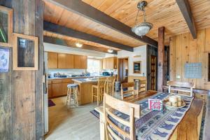 Gallery image of Rustic Home with Deck and Grills on Williamson River! in Chiloquin +25 photos