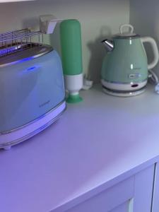 Příslušenství pro přípravu čaje a kávy v ubytování Ocean Suite con letto ad acqua