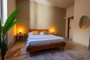 Postel nebo postele na pokoji v ubytování The Vinum Suites