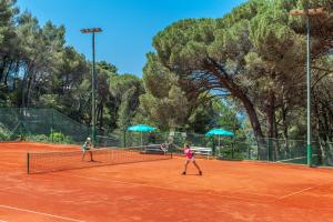 Tenis a/nebo squash v ubytování Family Hotel Vespera nebo okolí