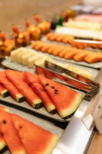 a bunch of different types of food on trays at Suntory Hotel in Pará de Minas