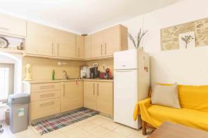 A kitchen or kitchenette at PALIAMA BY THE RIVER