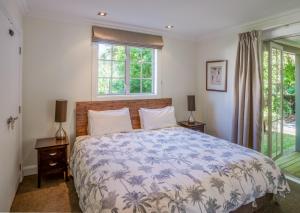 a bedroom with a bed and a window at Capital Cottage 2-4 Bedroom- Russell Cottages Collection in Russell +16 photos