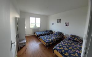 una habitación con tres camas y una ventana en Un séjour à la campagne, en Courpignac 20 fotos más