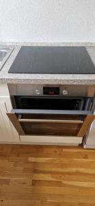 a stove top oven sitting under a kitchen counter at Wohnung, 2 Schlafzimmer voll ausgestattet in Uninähe in Mainz