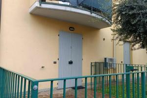 a building with a white door and a balcony at Aeroporto & Fiera 30 in Seriate