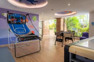 a room with a painting of a train on a table at Tu Oasis en Playa del Carmen in Playa del Carmen
