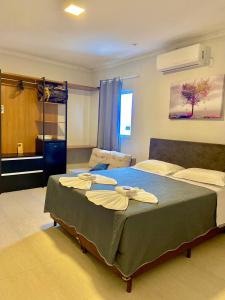 Un dormitorio con una cama grande con una manta azul. en Di Palazzo, en Ametista do Sul 26 fotos más