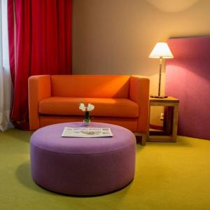ein Wohnzimmer mit einem Sofa und einem Couchtisch in der Unterkunft Schurwald Hotel in Plochingen