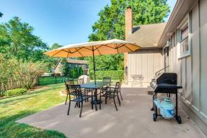 Zahrada ubytování Overland Park Family Home with Game Room and Backyard!