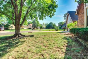 Zahrada ubytování Overland Park Family Home with Game Room and Backyard!
