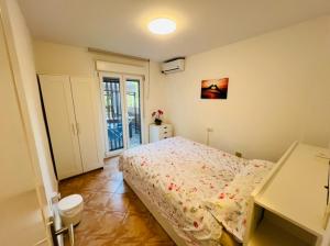 mała sypialnia z łóżkiem i oknem w obiekcie Soltastic w mieście Benalmádena