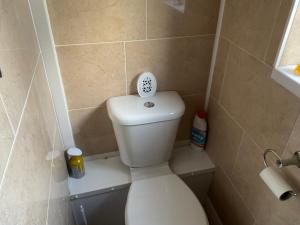 Bilik mandi di 1st Floor Hillview 2 bedroomed Central Location No pets +7 gambar