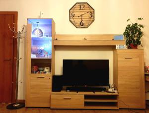 un centro de entretenimiento con TV de pantalla plana en la sala de estar en Casa Bommegna, en Noto