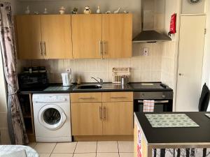 Dapur atau dapur kecil di 1st Floor Hillview 2 bedroomed Central Location No pets