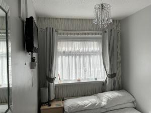Katil atau katil-katil dalam bilik di 1st Floor Hillview 2 bedroomed Central Location No pets