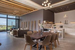 eine Küche und ein Esszimmer mit Tisch und Stühlen in der Unterkunft Evie's Oasis in Ixia