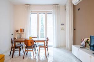 a dining room with a table and chairs and a window at Tranvia Federiga - Appartamento con Doppio Balcone in Florence