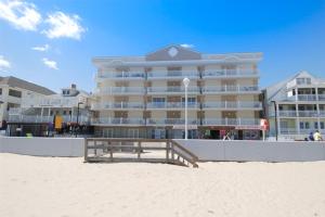 un grand hôtel sur la plage à côté du sable dans l'établissement Oceans Mist 501, à Ocean City