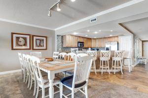 une salle à manger et une cuisine avec une table et des chaises dans l'établissement Oceans Mist 501, à Ocean City