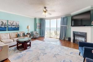 un salon avec un canapé et une cheminée dans l'établissement Oceans Mist 403, à Ocean City