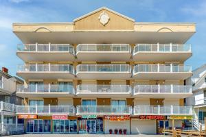 - un grand bâtiment avec des balcons blancs dans l'établissement Oceans Mist 403, à Ocean City