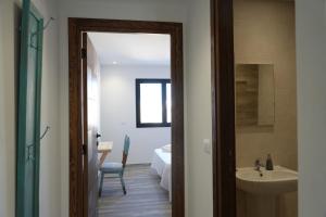 un bagno con lavandino, water e specchio di Le vert des Caraibes a Sfax