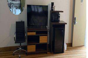 TV a/nebo společenská místnost v ubytování Super 8 by Wyndham Wells