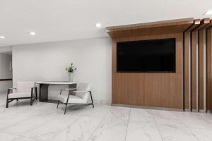 TV o dispositivi per l'intrattenimento presso Super 8 by Wyndham Grapevine/DFW Airport Northwest