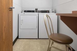 Cucina o angolo cottura di Super 8 by Wyndham Grapevine/DFW Airport Northwest
