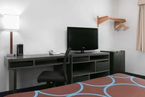 TV o dispositivi per l'intrattenimento presso Super 8 by Wyndham Grapevine/DFW Airport Northwest
