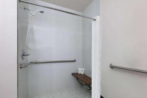Bagno di Super 8 by Wyndham Grapevine/DFW Airport Northwest