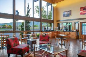 Posezení v ubytování Days Inn by Wyndham Klamath Falls