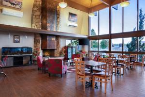 Posezení v ubytování Days Inn by Wyndham Klamath Falls