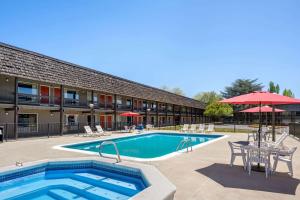 Bazén v ubytování Days Inn by Wyndham Klamath Falls nebo v jeho okolí