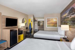 Postel nebo postele na pokoji v ubytování Days Inn by Wyndham Klamath Falls