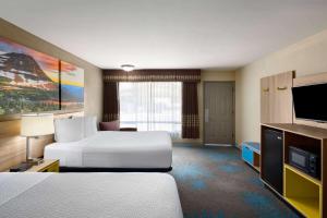 Postel nebo postele na pokoji v ubytování Days Inn by Wyndham Klamath Falls