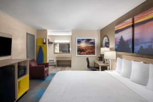 Postel nebo postele na pokoji v ubytování Days Inn by Wyndham Klamath Falls