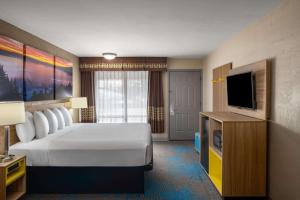 Postel nebo postele na pokoji v ubytování Days Inn by Wyndham Klamath Falls