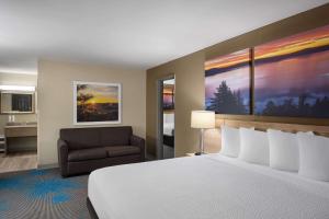 Postel nebo postele na pokoji v ubytování Days Inn by Wyndham Klamath Falls