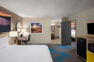 Postel nebo postele na pokoji v ubytování Days Inn by Wyndham Klamath Falls
