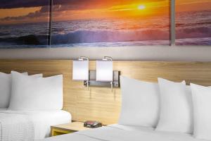 Posezení v ubytování Days Inn by Wyndham Hornell NY