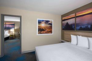 Postel nebo postele na pokoji v ubytování Days Inn by Wyndham Klamath Falls