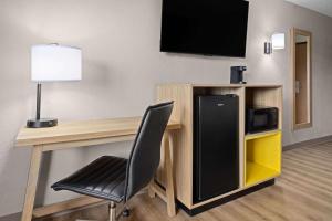 TV a/nebo společenská místnost v ubytování Days Inn by Wyndham Hornell NY