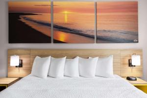 Postel nebo postele na pokoji v ubytování Days Inn by Wyndham Hornell NY