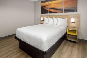 Postel nebo postele na pokoji v ubytování Days Inn by Wyndham Hornell NY