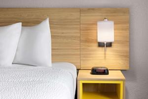 Postel nebo postele na pokoji v ubytování Days Inn by Wyndham Hornell NY