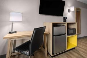 TV a/nebo společenská místnost v ubytování Days Inn by Wyndham Hornell NY